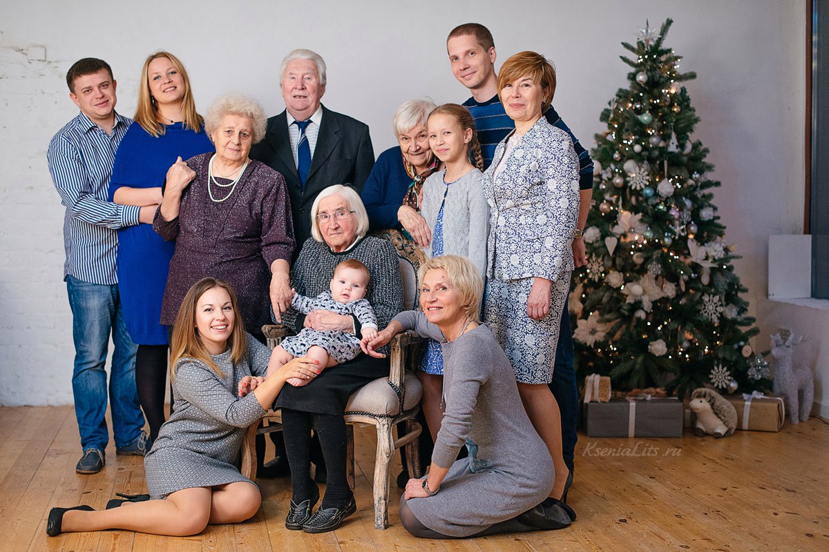 Тарифом большая семья. Семья несколько поколений. Большая семья. Фотосессия большой семьи. Портрет большой семьи.